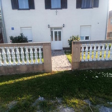 Domus Nostra Appartement Lovinac  Buitenkant foto