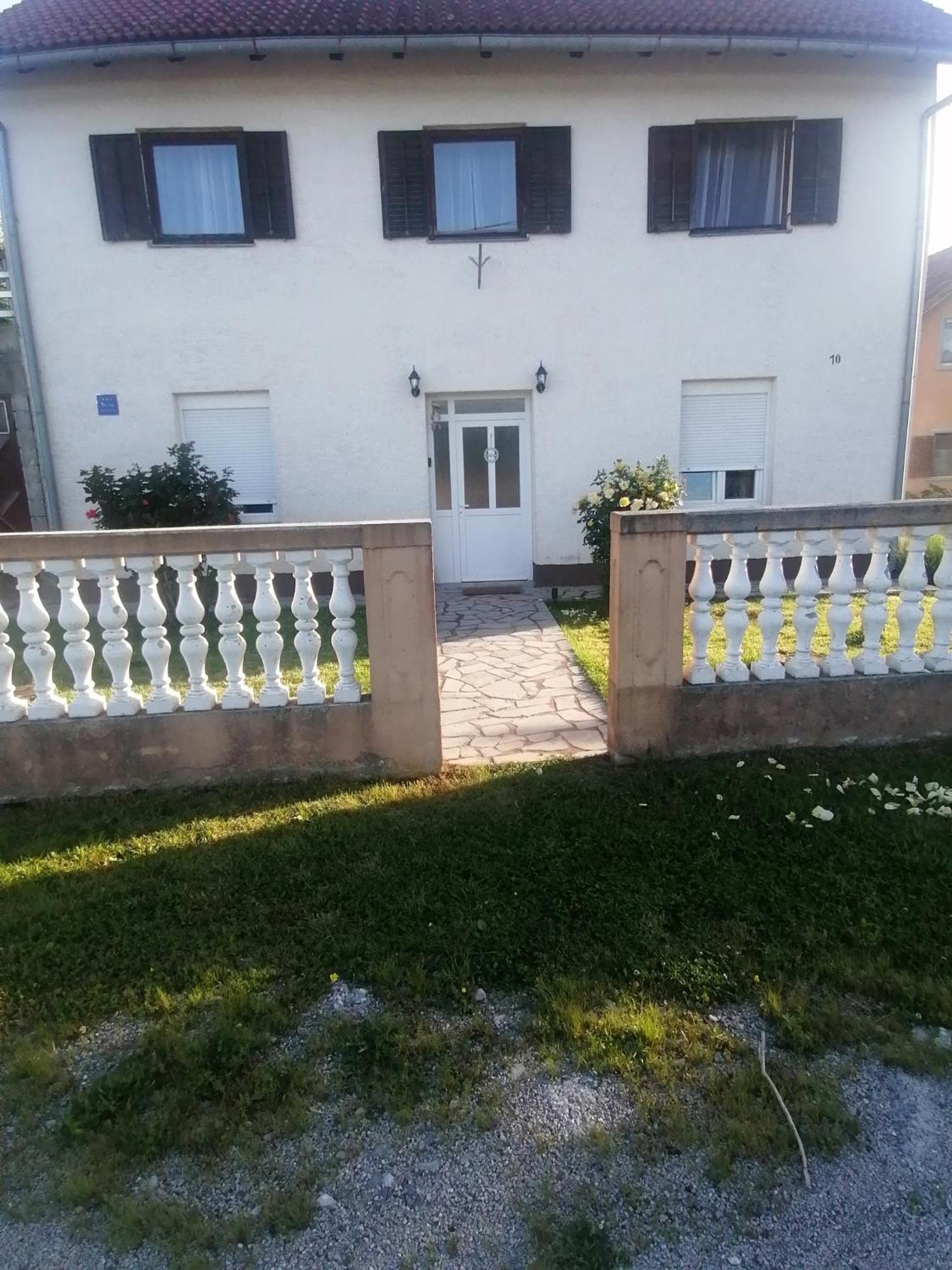 Domus Nostra Appartement Lovinac  Buitenkant foto